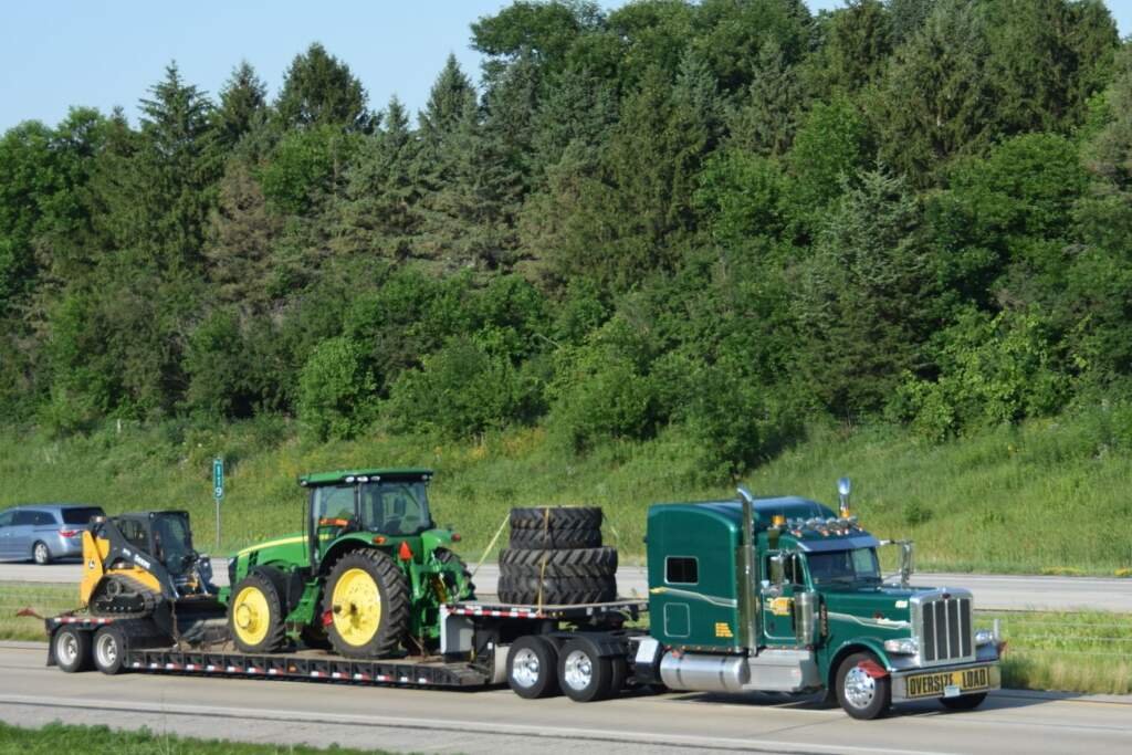 Step Deck Trucking in the USA: How Specialized Freight Moves Safely and Efficiently
